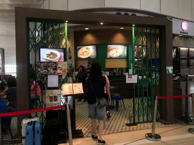 店員堅持客人行李箱一定要放門口，但無人看管，非常不安全