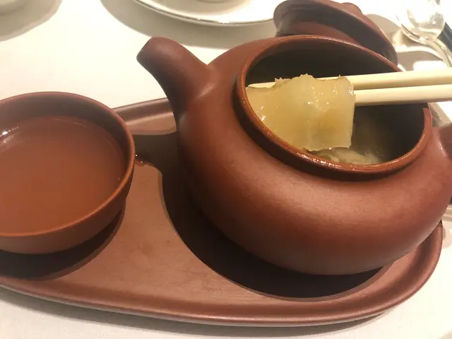 個壺細細入面有好多湯和肉,仲有一片花胶