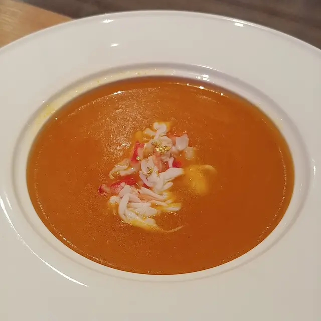 一絲絲南瓜,細碎金箔裝飾,濃厚稠身;底層燉蛋白,細滑充滿蛋香