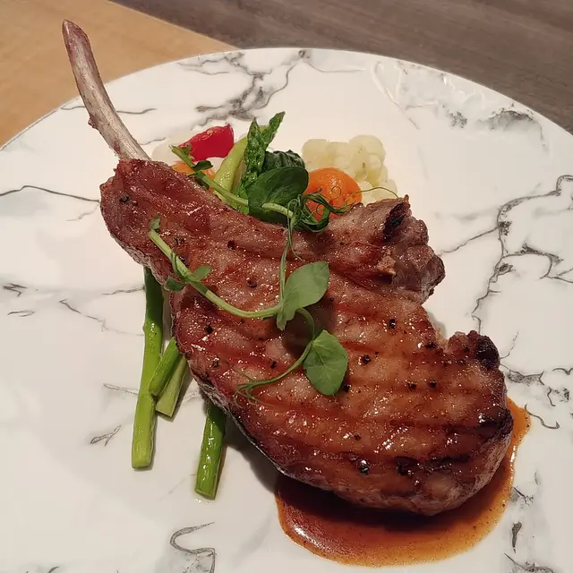 黑毛豬肉味較濃,近骨的肉肥美甘香