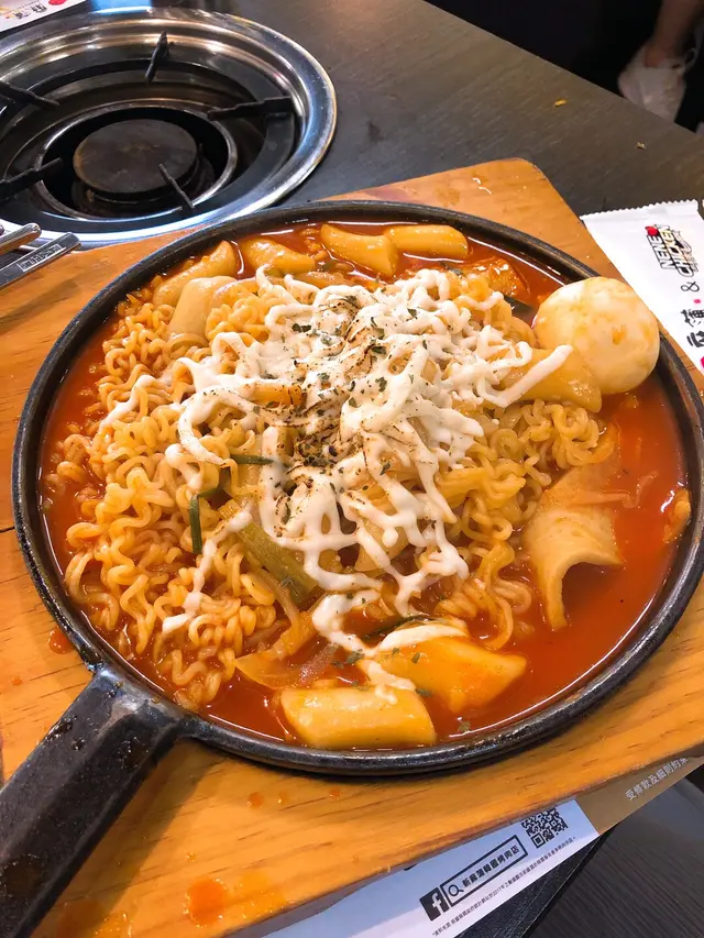 芝士炒年糕伴拉麵