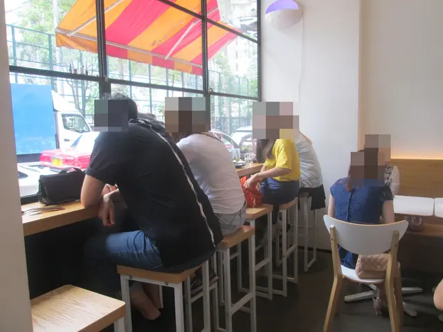 一排面向街景的單人高枱