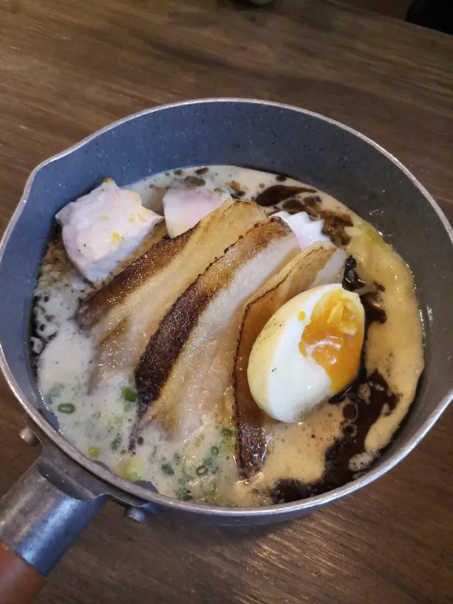 黑蒜灸燒極濃黑豚肉拉麵