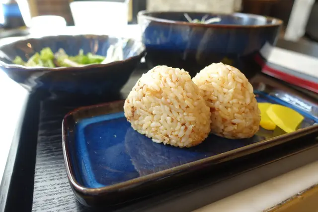 兩個飯糰是迷你版,混合木魚絲,口味不單調