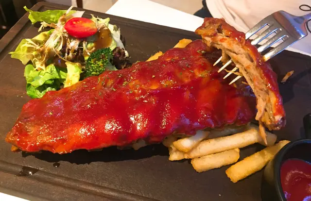 BBQ燒豬仔骨配沙律及薯條 