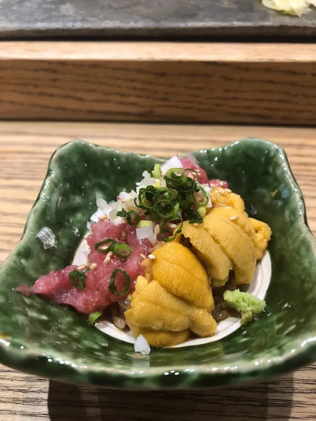 雲丹、中トロ、大トロ、玉ねぎ、胡麻、ネギ