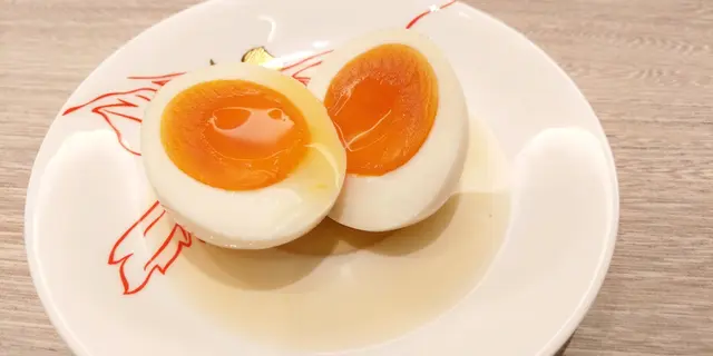 溏心醉蛋是使用日本蛋，口感像上海飯店的燻蛋一樣，黏黏的，但蛋白與蛋黃的分佈也有點像溫泉蛋。溏心蛋非常入味 - 吃蛋黃也會吃到濃濃的花雕酒味。誠意推薦!!!