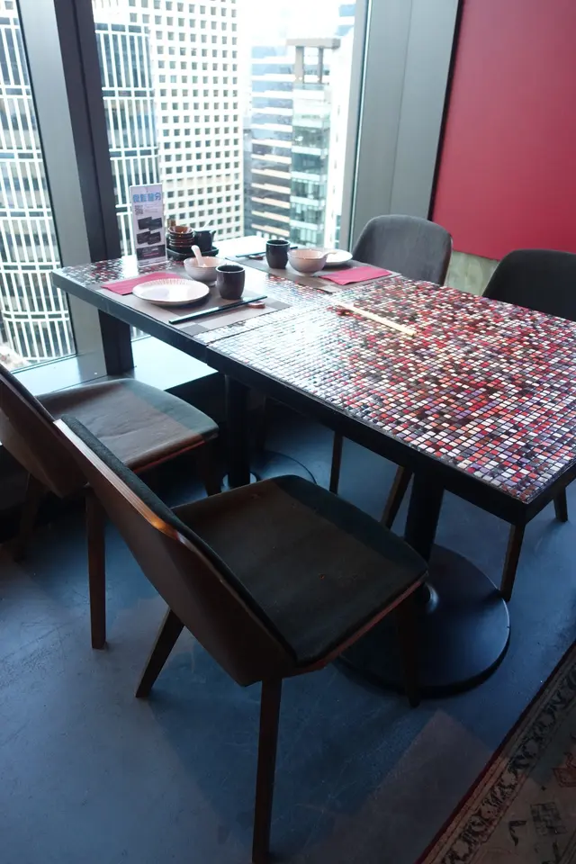 桌上鋪滿色彩繽紛的磚仔