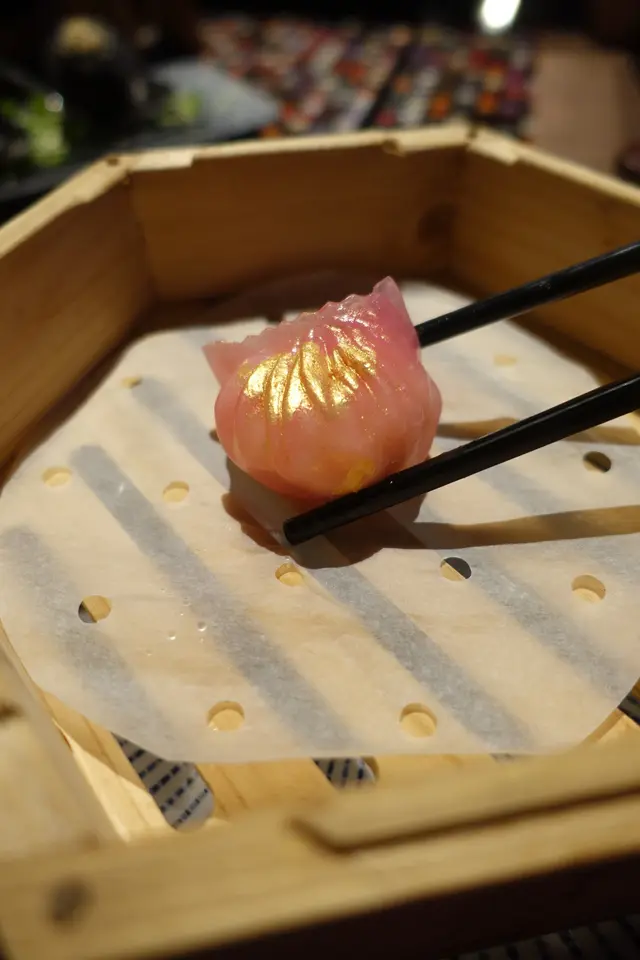 以紅菜頭汁製成粉紅色餃皮,比白雪雪的餃皮迷人得多,塗上金箔增添貴氣!