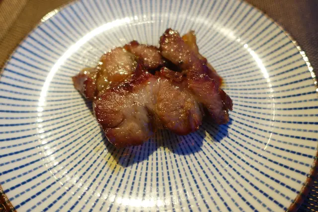 選用日本黑豚肉,肥瘦相間,肉質鬆化到好似入口即溶