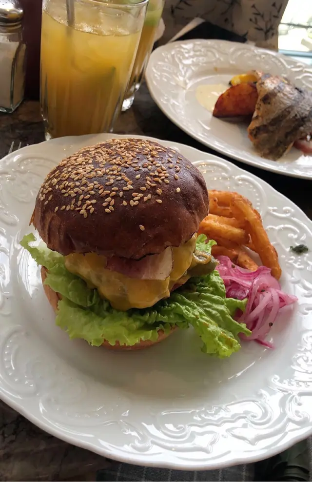 車打芝士煙肉牛肉漢堡