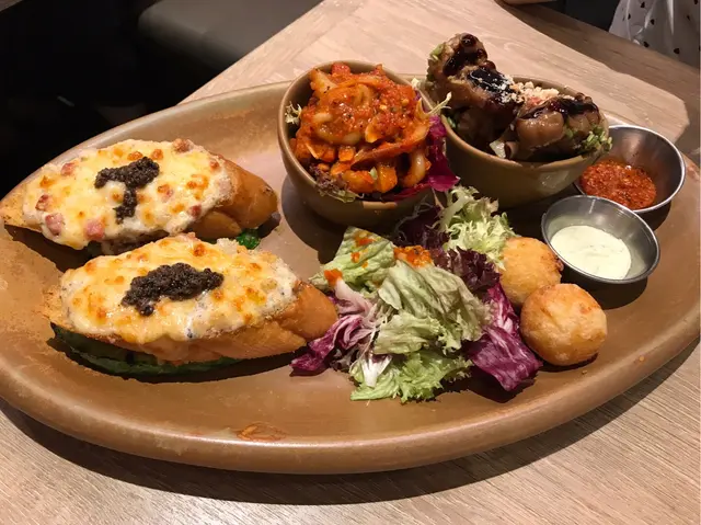 亞蘇爾小吃拼盤