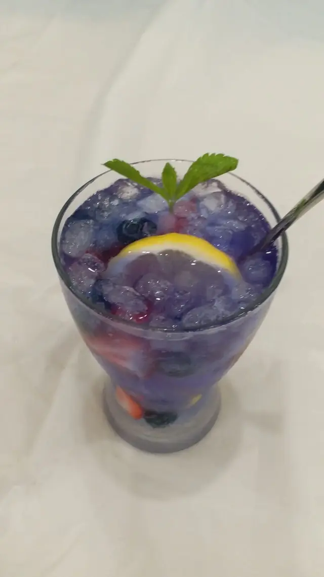 蝶豆檸檬莓莓梳打 