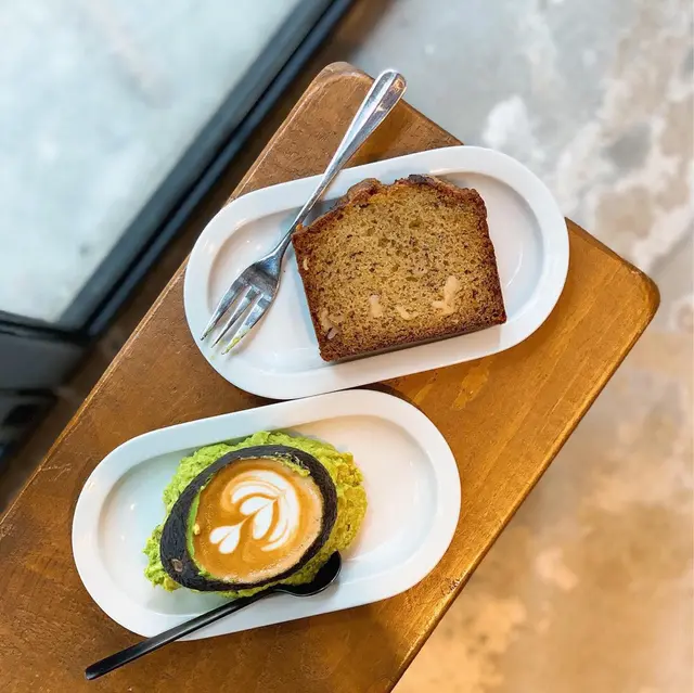 Avolatte  &  Banana  cake 