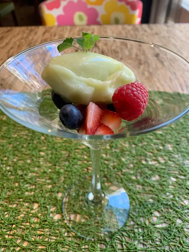 是日sorbet口味係青檸，配有berries，下層有crust 