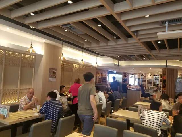 牆壁上凸出的木框佈滿著不同圖案鋪砌每格子