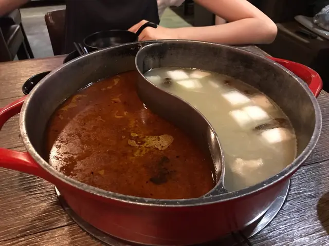 鴛鴦鍋 (血池麻辣湯拼姬松茸冬瓜湯)