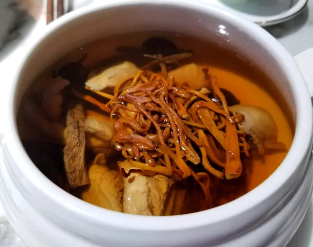 蟲草花茶樹菇燉雞