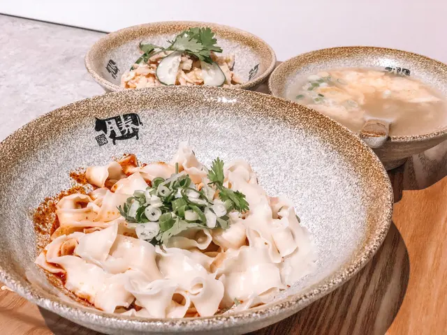 涼拌手撕無骨鹽水雞伴麵