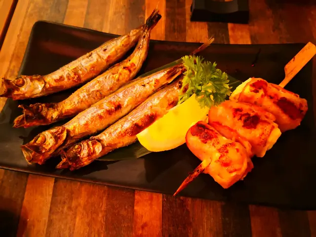 芝士豚肉串、燒多春魚