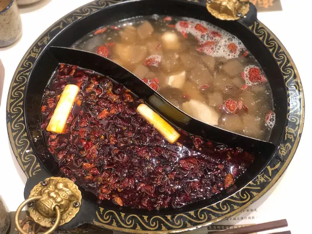重慶麻辣大紅鍋拼酸蘿蔔老鴨鍋