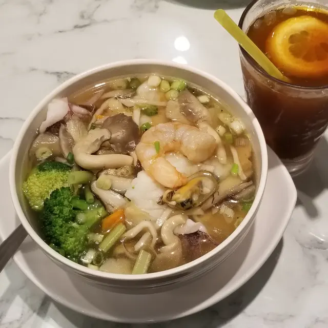 海鮮泡飯用料十足。