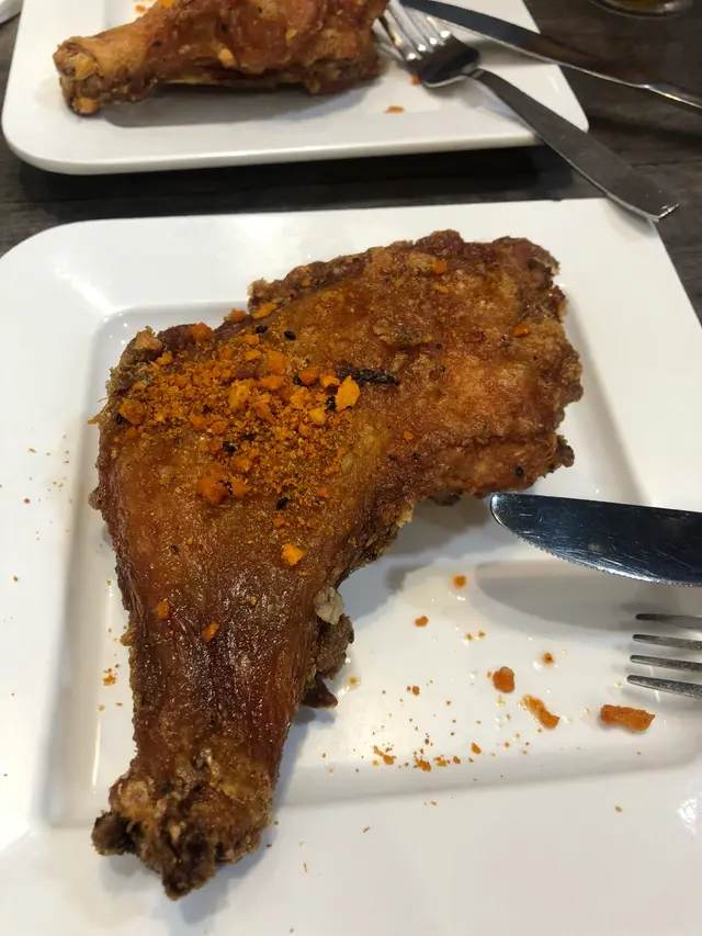 避風塘炸雞脾，比起三多的巨型雞髀，我會更喜歡吃這間冰室的招牌，因為避風塘口味，比較辣辣，味道比較有特色，雞脾10分入味，值得一試