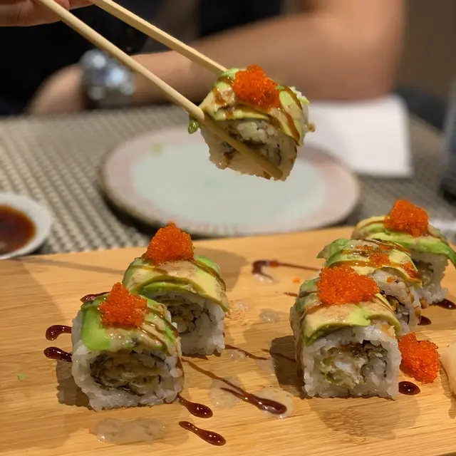 牛油果軟殼蟹卷