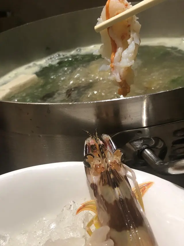 唔洗整汚糟隻手就可以食到鮮蝦, 讚!