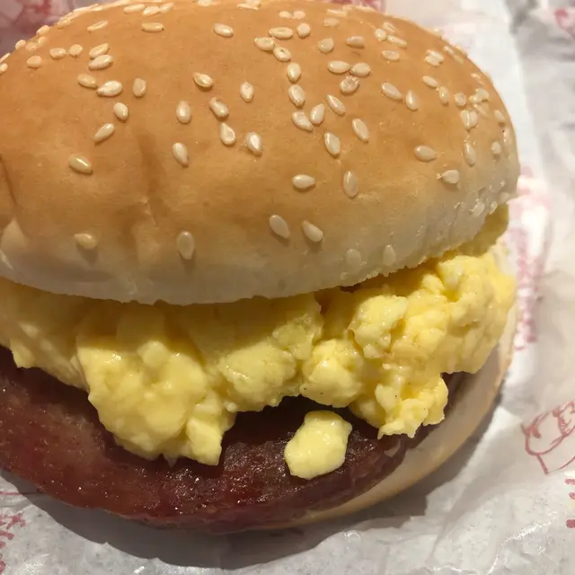 厚切午餐肉炒蛋芝士漢堡 
