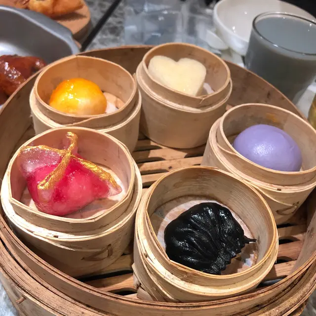 分別有墨魚汁餃，芋蓉流沙，柚子蝦餃，奶香糕，紅菜頭餃。柚子蝦餃味道新奇幾特別，其他都普普通通。