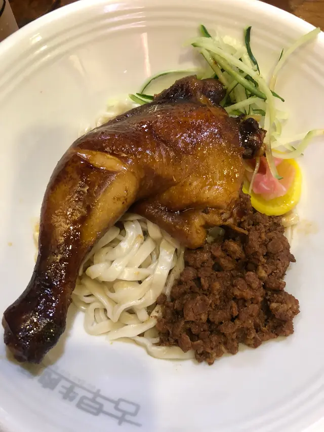 這個乾伴麵真的失望,麵質口感不好,肉操太乾身,滷水雞髀沒有滷水味,只有表面的雞皮掛上顏色,10分失望