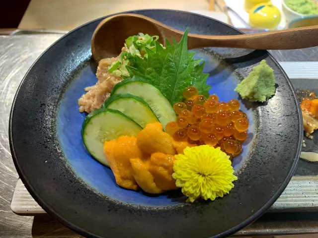 有香蔥吞拿魚蓉、三文魚籽和海膽