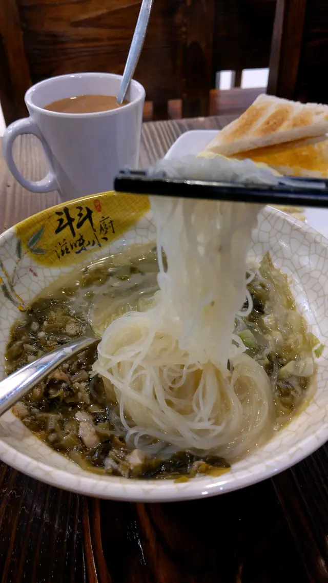 湯底入口鮮甜，米粉吸湯又爽口！