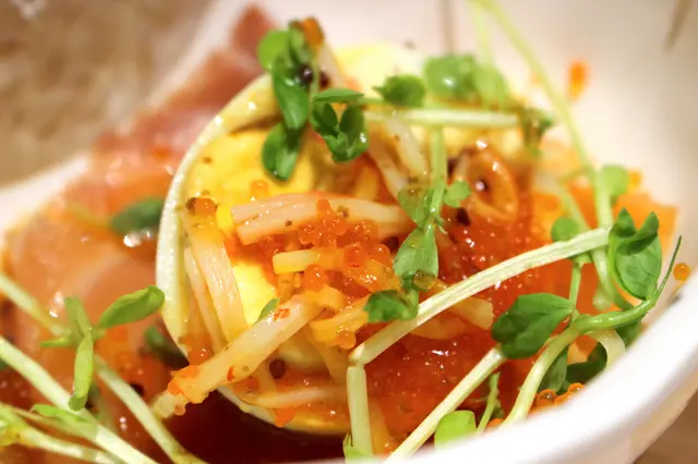 水煮蛋半隻配煙三文魚、蟹籽、橄欖油等