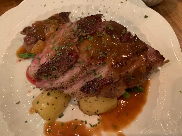 慷煮極黑毛豬扒配肉桂蘋果汁