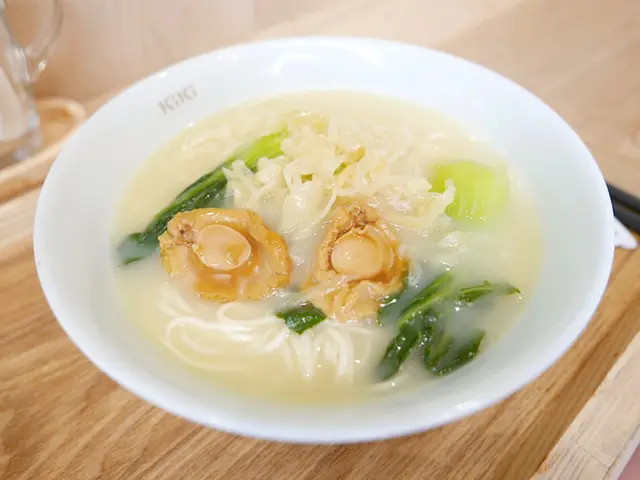 鮑魚花膠濃湯雞灌麵