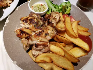 香草鸡扒配薯角