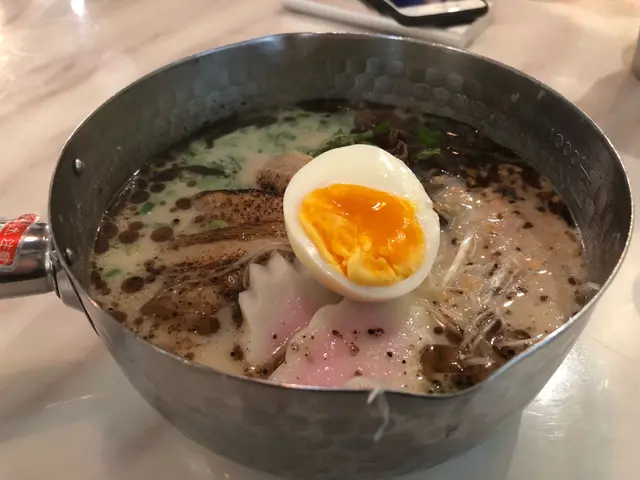 黑蒜炙燒激不濃黑豚肉拉麵