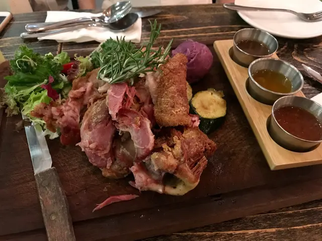 德國鹹豬手伴招牌三色汁