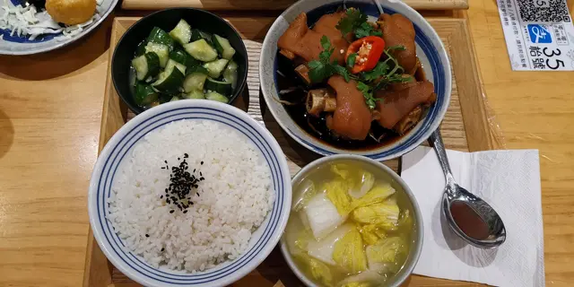 滷水豬手飯定食配上湯浸時菜及白飯