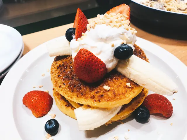 材料有藍莓、士多啤梨和香蕉，班戟質感鬆軟細密，外脆內軟，濃濃的牛油香加上忌廉，絕對是一個出色的配搭。