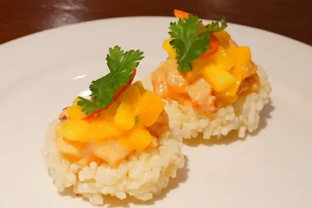 香芒龍蝦鍋巴配是拉差辣醬