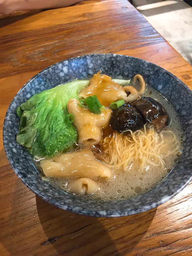 冬菇花膠湯麵