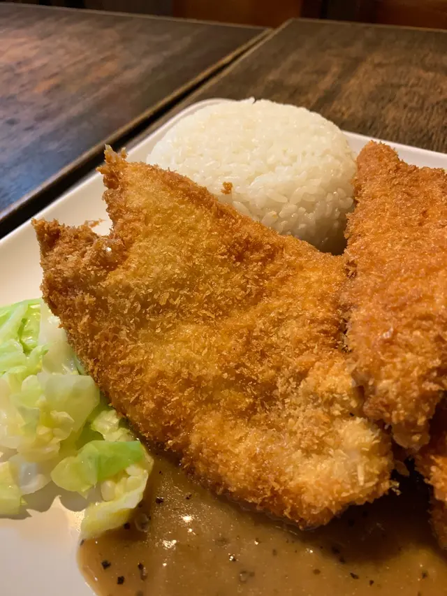 吉列魚柳飯拼黑椒汁