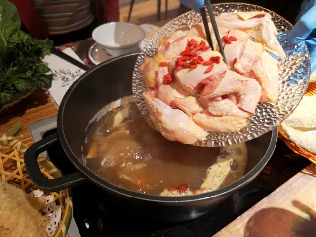 花雕藥膳雞煲(半隻)