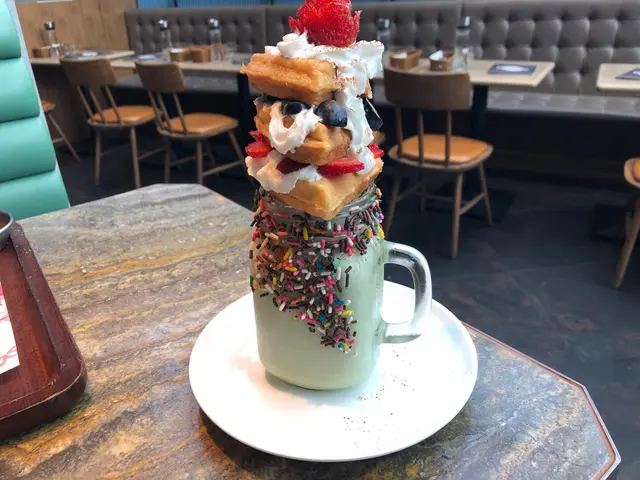 招牌綠茶奶昔拼窩夫