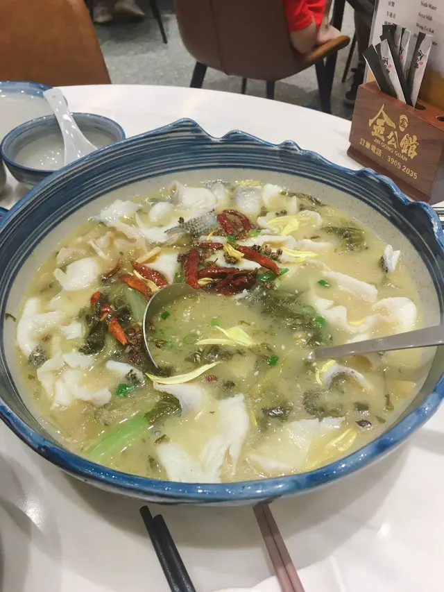 份量算大 。當中有酸菜 涼皮  魚片為主。味道偏鹹。魚片有些頗為多碎骨。進食時要小心