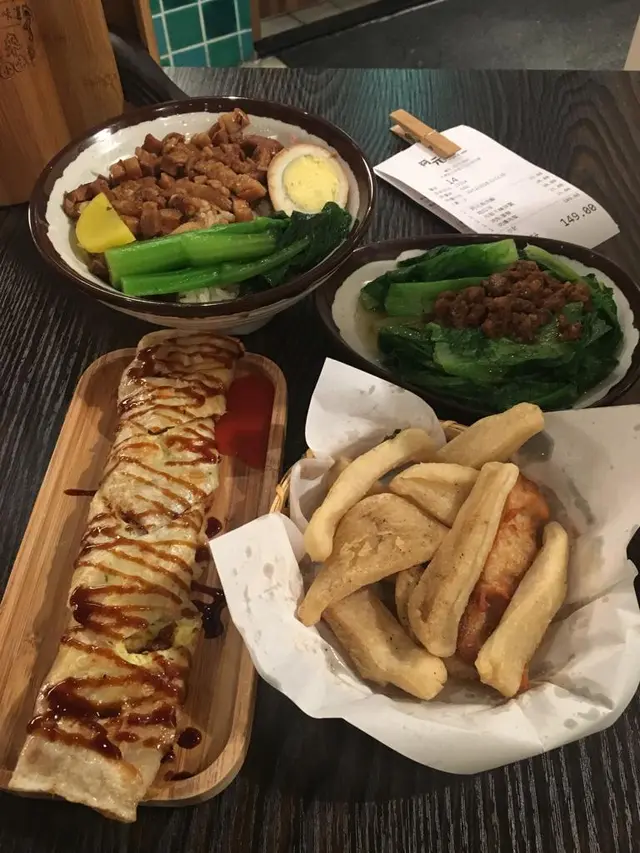 蛋餅，甜不辣，肉燥飯