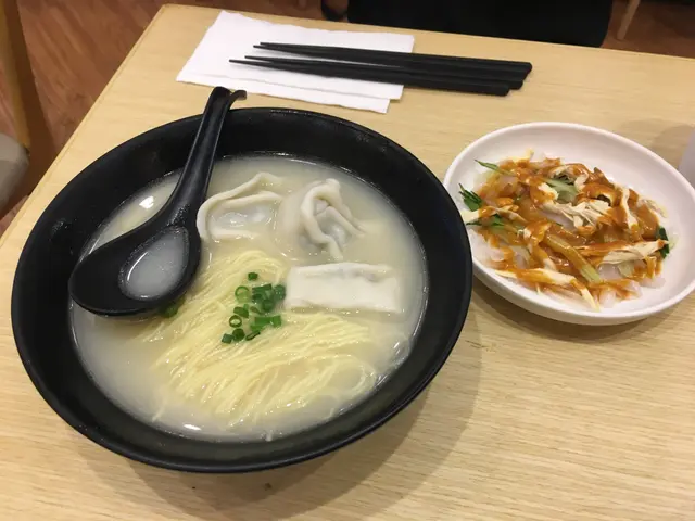 雞絲粉皮+餛飩豬骨湯麵